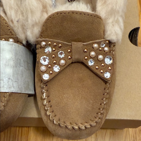 UGG Slippers with Crystal and Pearls bow design - Picture 6 of 7